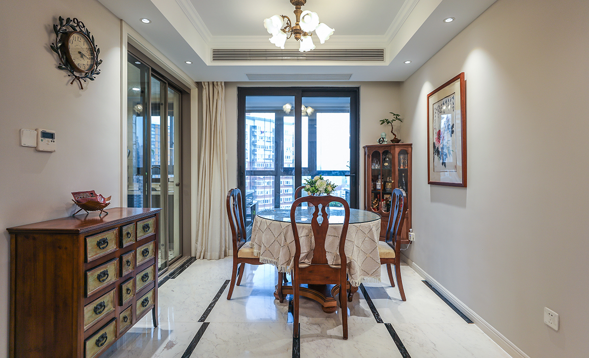 餐廳是一家人用餐最高的區域，餐廳與廚房相通，增加了活動面積，實用性強，減少家庭聚會所帶來的空間壓力