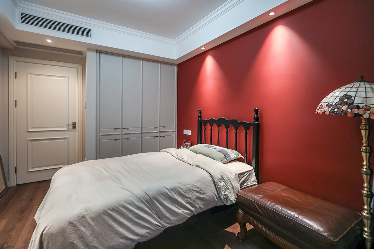 次臥是女兒的空間，墻面采用紅色，色彩上靈動自如，簡潔明亮。