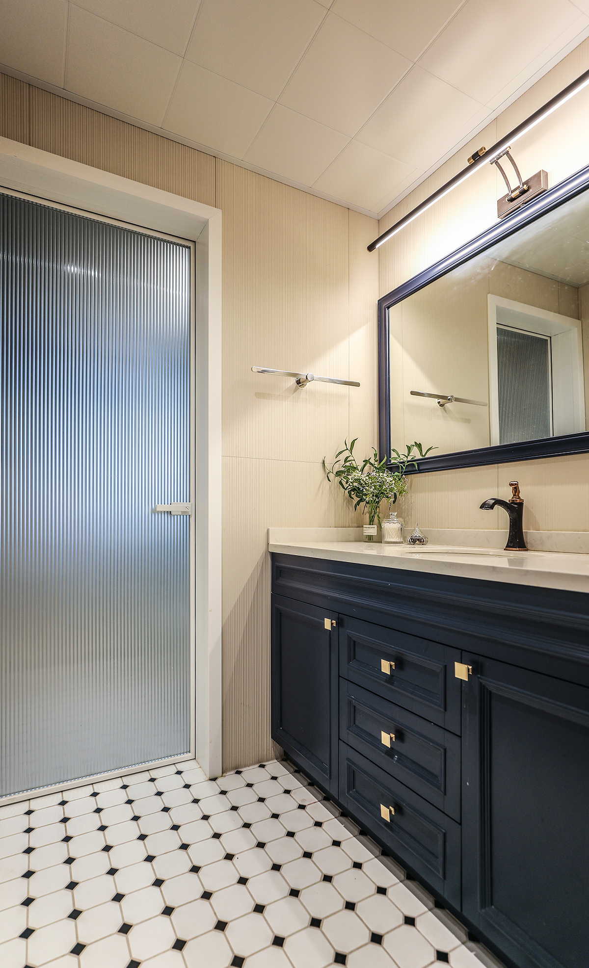 衛生間空間很大，做了干濕分區，女主人喜愛泡澡，做了一體式浴缸，使使用更加的方便，視野上更加寬闊
