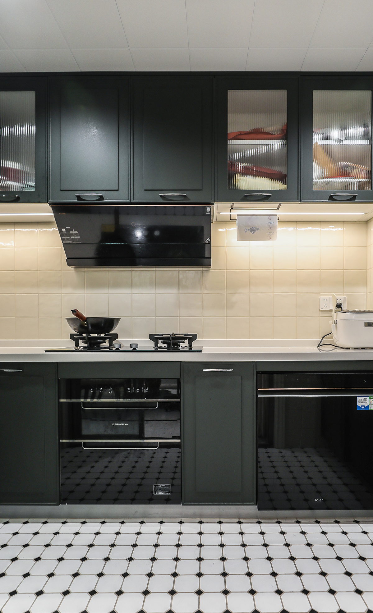 廚房與餐廳相連，采用褐色色系，使得櫥柜更有質感。