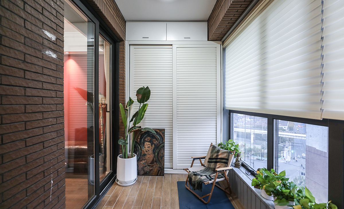 陽臺做儲物柜方便擺放各種雜物，滿足戶主需求。