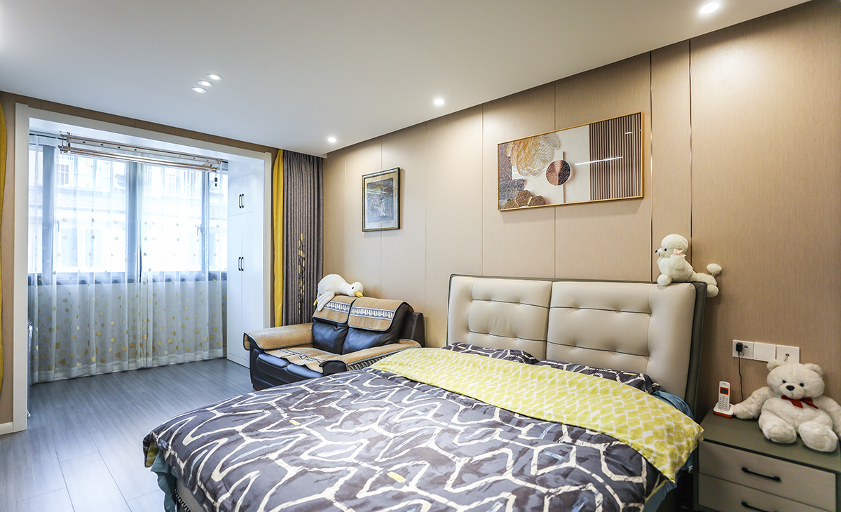 集成墻板裝修具有裝修流和簡單，不存在其他費用、簡化墻體處理、無污染、高效率、板材與線條搭配效果符合預期，頂面作了無主燈吊頂，即體現(xiàn)了所需燈光效果，又解決了原頂面開裂的問題。