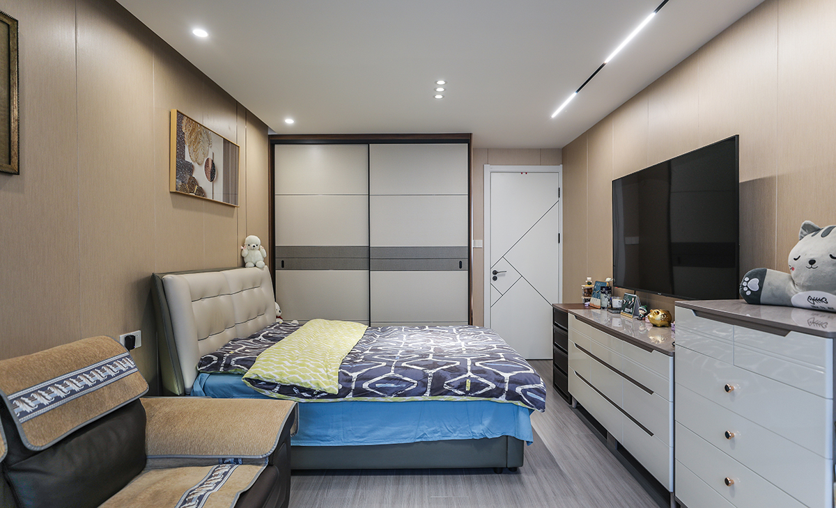 集成墻板裝修具有裝修流和簡單，不存在其他費用、簡化墻體處理、無污染、高效率、板材與線條搭配效果符合預期，頂面作了無主燈吊頂，即體現(xiàn)了所需燈光效果，又解決了原頂面開裂的問題。