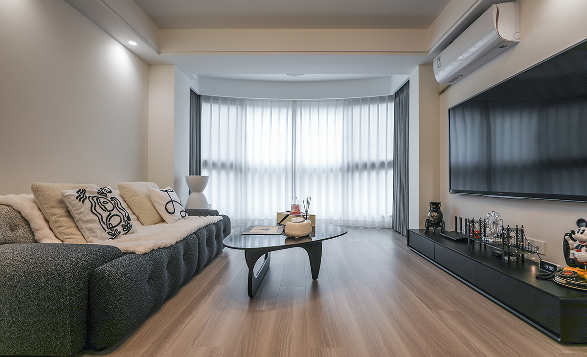 空間整體以暖白色調為主，現代感軟裝與整體空間更加溫馨，陽臺和客廳打通，讓客廳空間變的更通透，進門處鞋柜和洗衣柜結合一體及美觀也增加了收納。