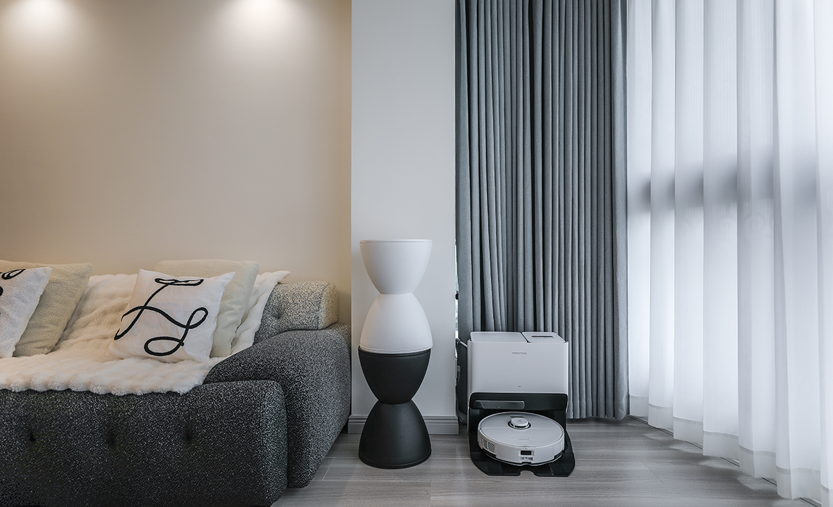  陽臺預留上下水，放置掃拖一體的掃地機器人，既美觀又使用。