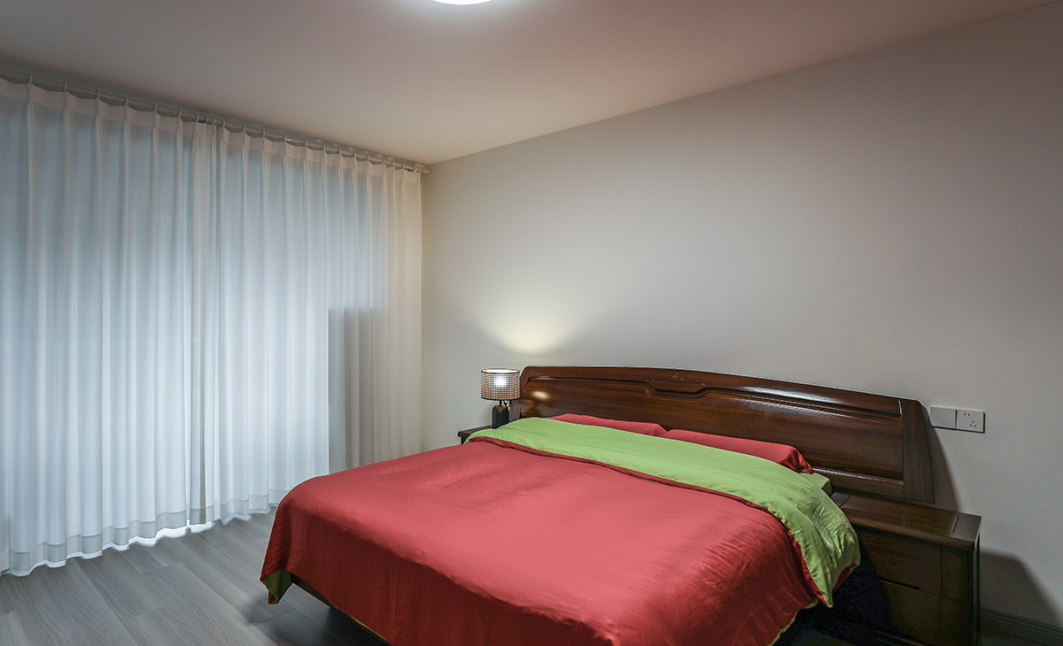 頂面直角處理，不做石膏線，配合客戶保留的實木家具讓空間簡潔明亮，墻面暖白色乳膠漆、簡化墻體處理、無污染，滿墻網格布處理解決了原頂面開裂的問題。