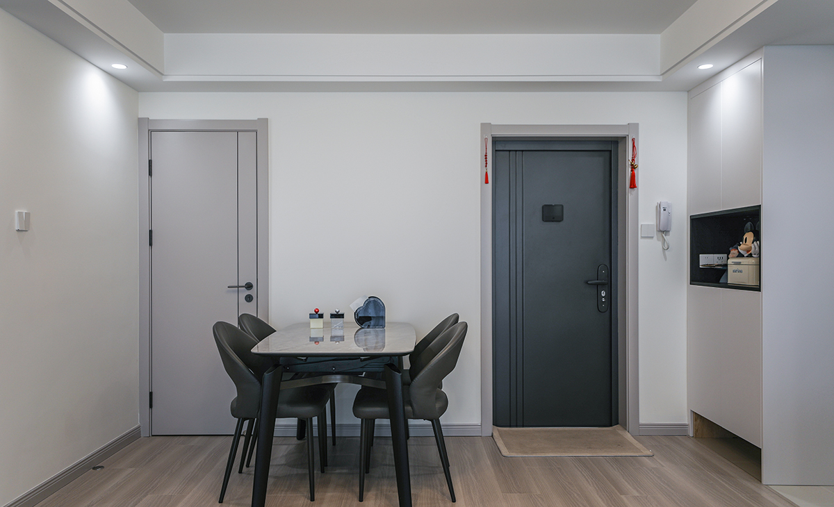 餐廳后移，原有的餐廳做成一個儲物間，讓日常生活的雜物得到很好的收納，改變主臥的門洞方向，讓整個動線更合理。