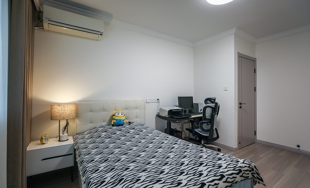 小孩房暖白色墻面搭配亞麻色窗簾，讓整個空間充滿溫馨。