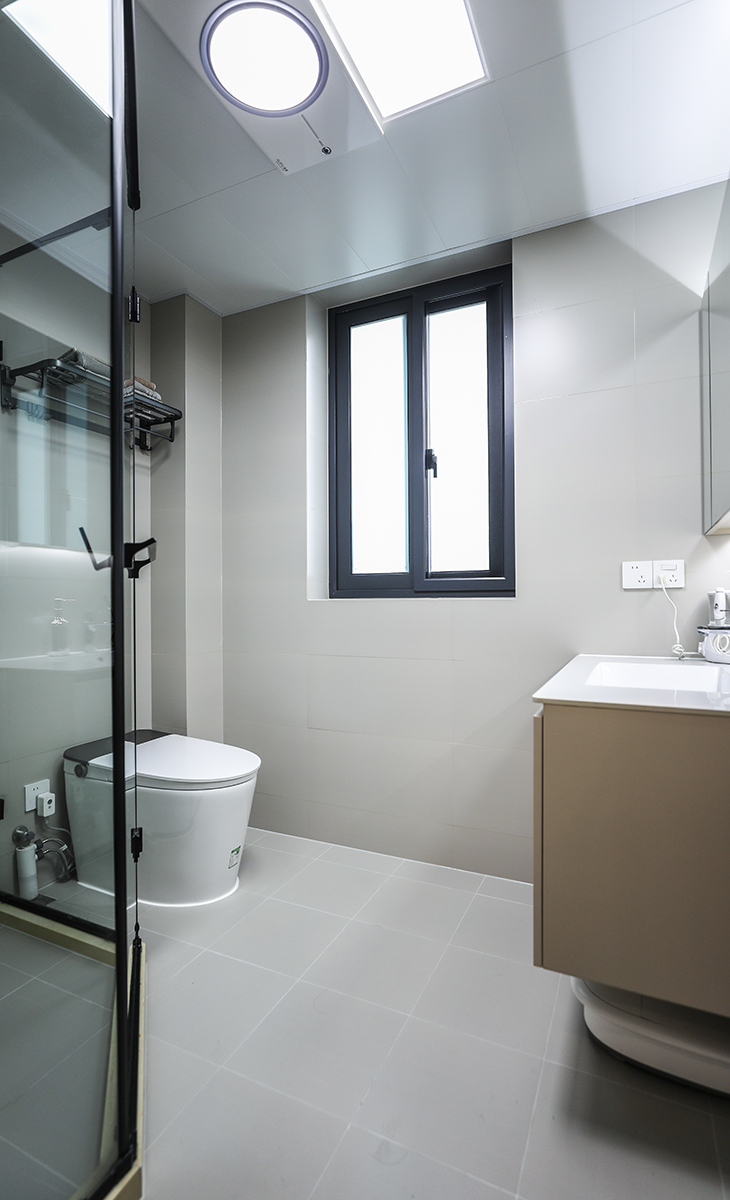 衛生間里容易積聚潮氣，所以通風特別關鍵。鉆石形淋浴房遠離窗戶，兩側分別放置馬桶、臺盆。小衛生間要把活動空間集中在一起，讓動線變的更流暢。