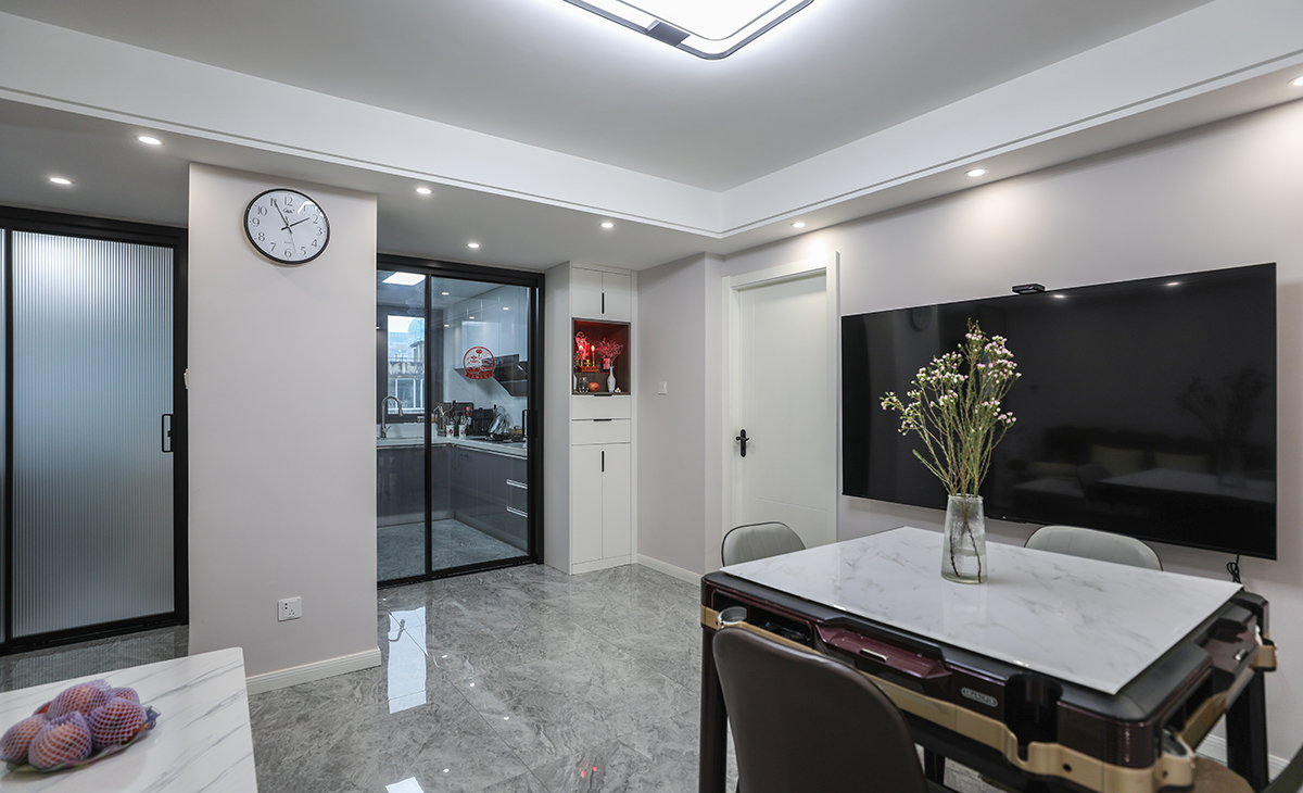  客廳的照明設計應充分考慮自然光和人工光的結合，使整個空間更加明亮、舒適。在布置燈具時，應考慮其造型、材質和顏色等因素，以與整個空間的風格相協調。同時，要注意燈光的柔和度與亮度，避免過強或過弱的光線對眼睛造成不適。