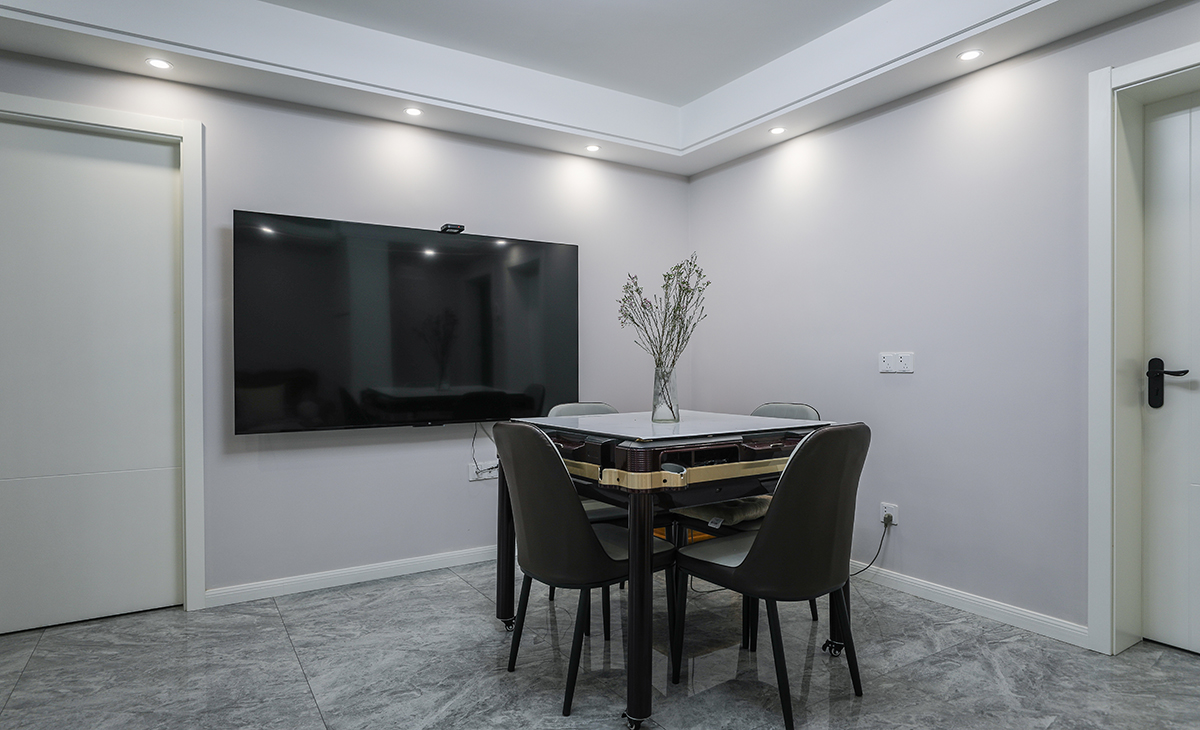 客廳采用開放式設計，將空間劃分為多個功能區域，包括休息區、娛樂區和用餐區等。通過合理的空間布局，使各個區域既相互獨立又相互融合，提高了空間的利用率和舒適度。