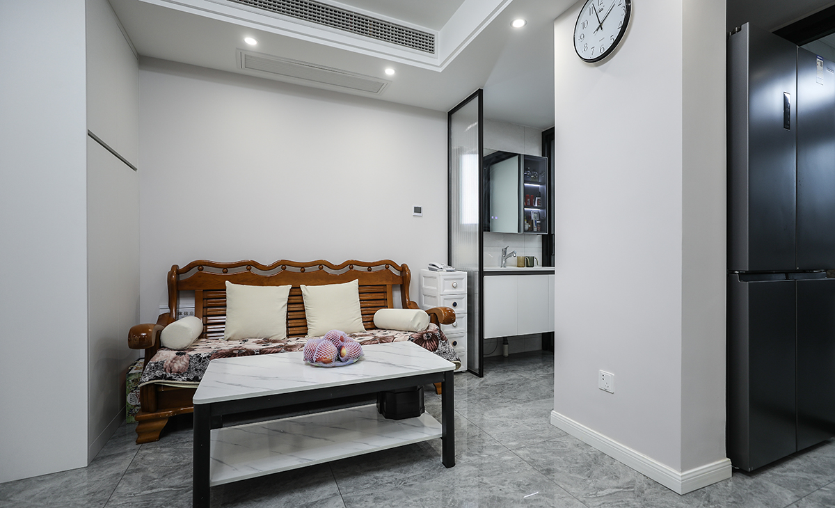 沙發與洗手臺之間，采用玻璃隔斷，增加空間的通透感，讓整個空間更加明亮、寬敞。這樣的設計不僅美觀，而且實用，充分考慮了現代生活的需求和習慣。