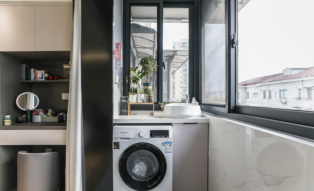  有人喜歡把洗衣機放在衛生間，可是現在的戶型普遍不大，衛生間空間不夠，怎么辦呢？陽臺剛好合適，洗完直接晾曬，不用搬著衣服往陽臺跑，上方定制柜，放置雜物的同時，還能打造一個小型洗衣池，手洗的時候不用占據洗臉池。