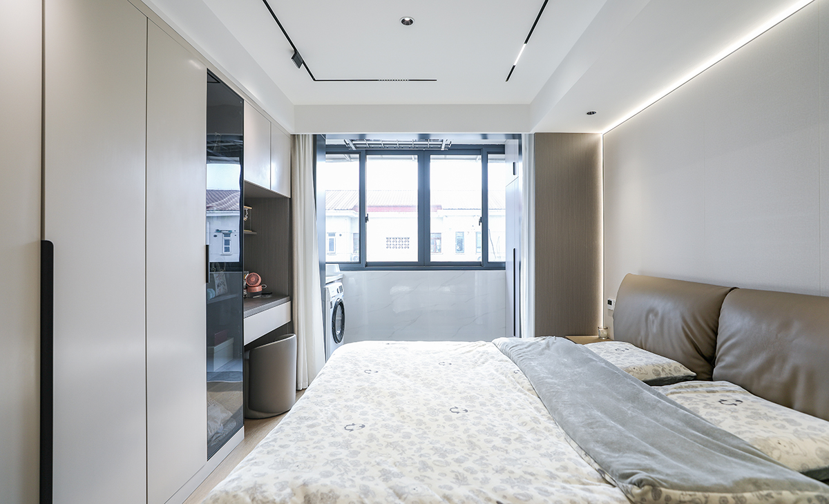 臥室是整套房子中最私人的空間，能夠完全根據自我的想法來設計，不必去研究別人的看法。在裝飾照明色調上，讓人在那里消除一天工作的辛勞，所以我設計的墻壁、家具以及燈光的顏色是暖色調。臥室設計的核心是床和衣柜，其他的家具和擺設根據自我的習慣來添加。臥室的燈光應選用可調節的，因為有些人喜歡在昏暗的燈光下入睡，有些人則會在柔和的燈光下閱讀。
