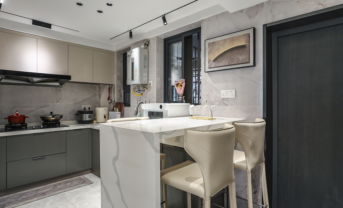 　廚房U字型廚柜加島臺設計，滿足了取、洗、切、炒、擺的操作流程。使小小的廚房的收納空間也大大提升。