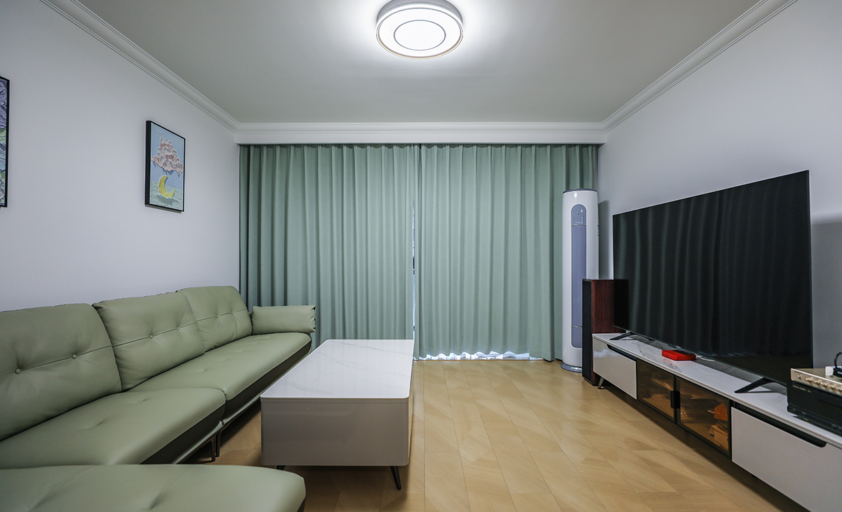 沙發(fā)背景留白設(shè)計，色調(diào)上沙發(fā)和窗簾用淺色，整體淺色為主，既溫馨又簡潔。
