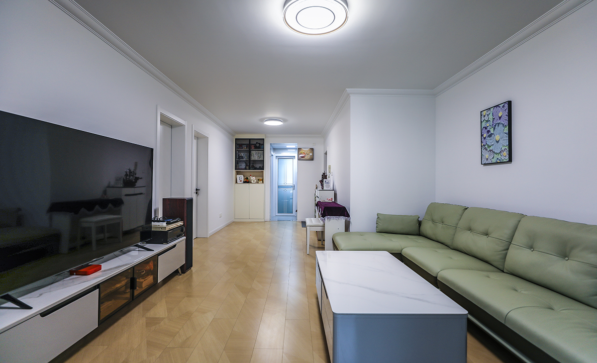 客廳開間很大，客廳空間也很寬闊。吊頂造型上采用雙眼皮吊頂。地面采用淺灰色地磚。造型和色調(diào)上無不給人以簡潔、大氣、時尚的感覺。