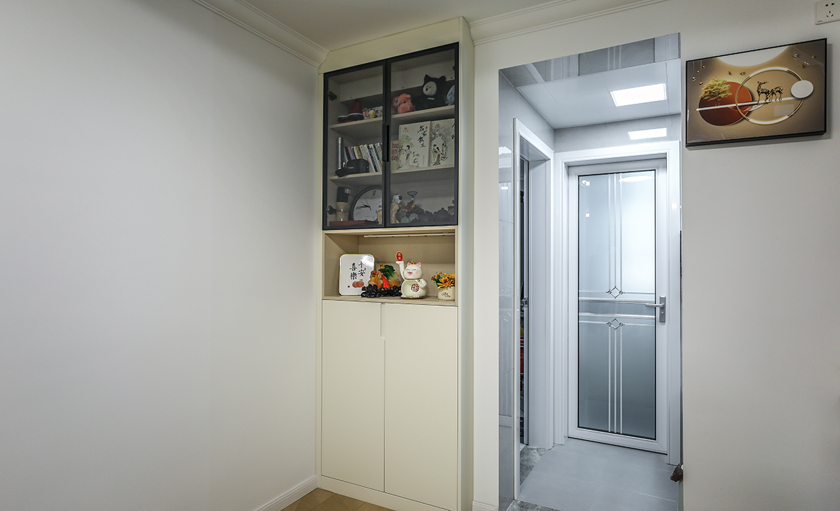 餐廳空間比較方正寬敞，不放餐桌的餐廳空間簡單又實用。