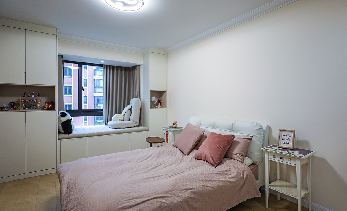 原木色地板，搭配淺色柜子，造型以簡潔平板為主，方便打理，體現(xiàn)了簡約風格的簡潔、隨意，不拘一格。