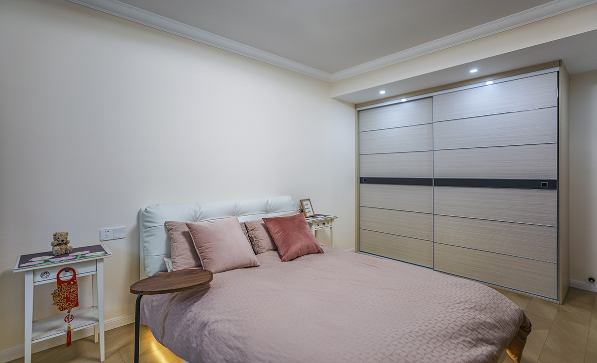  臥室整體風格就是簡單色調(diào)溫馨，體現(xiàn)了女主的簡單直爽的性格。