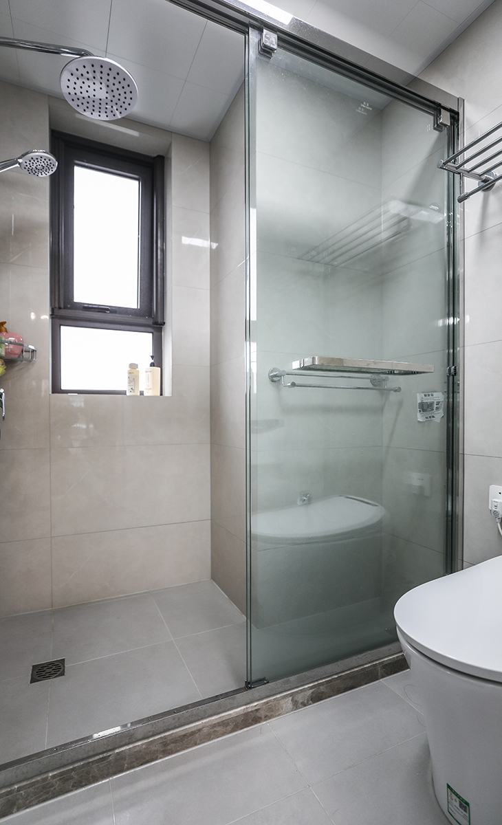 衛(wèi)生間干濕分離，智能馬桶，鈦合金移門，體現(xiàn)主人高檔次的生活品味和優(yōu)雅的審美觀。