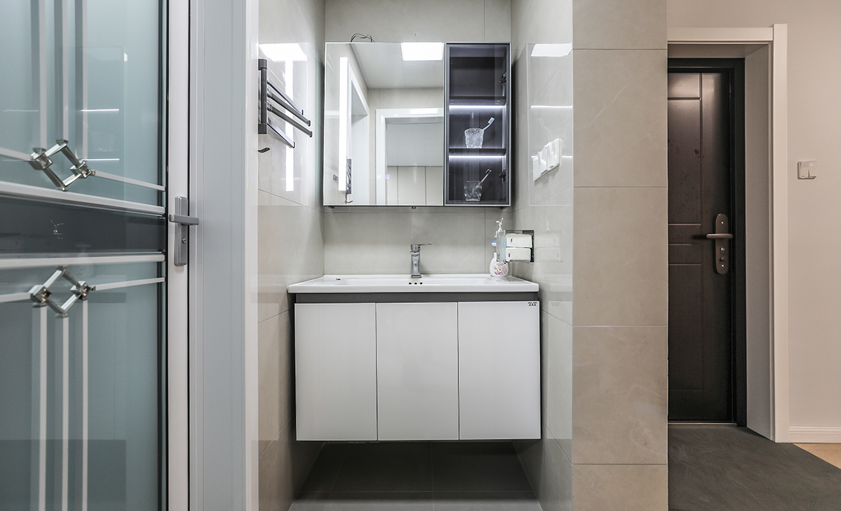 衛(wèi)生間干濕分離，干區(qū)放置90公分洗臉盆，簡潔實用。