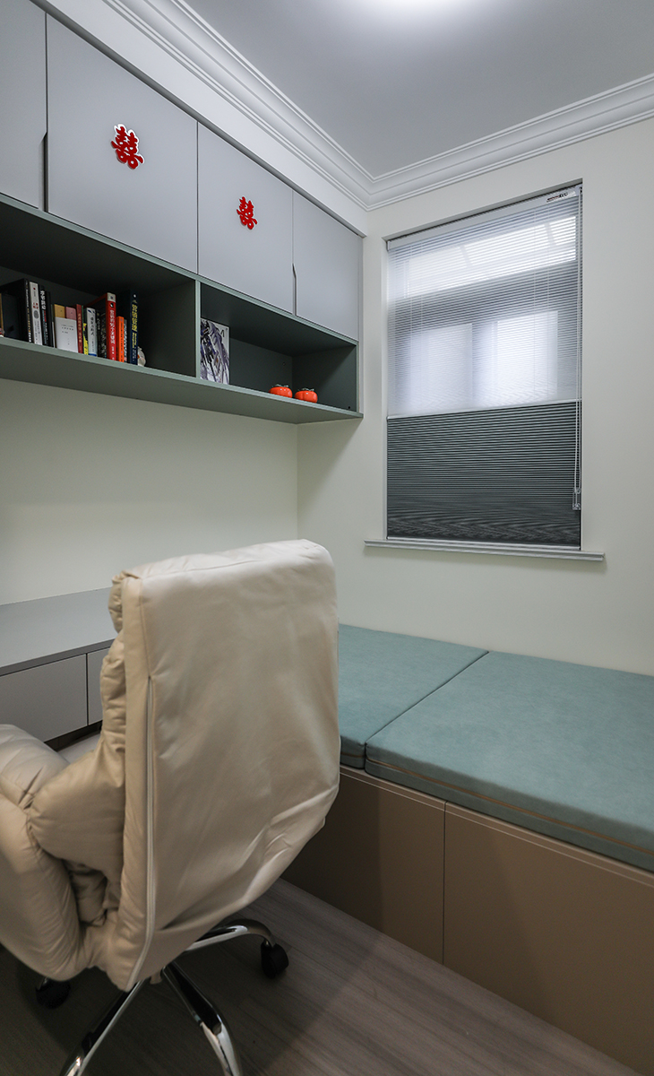 次臥是備用房間，所以用的色彩以柔和、溫馨為主，電腦桌，書柜，衣柜應(yīng)有盡有。