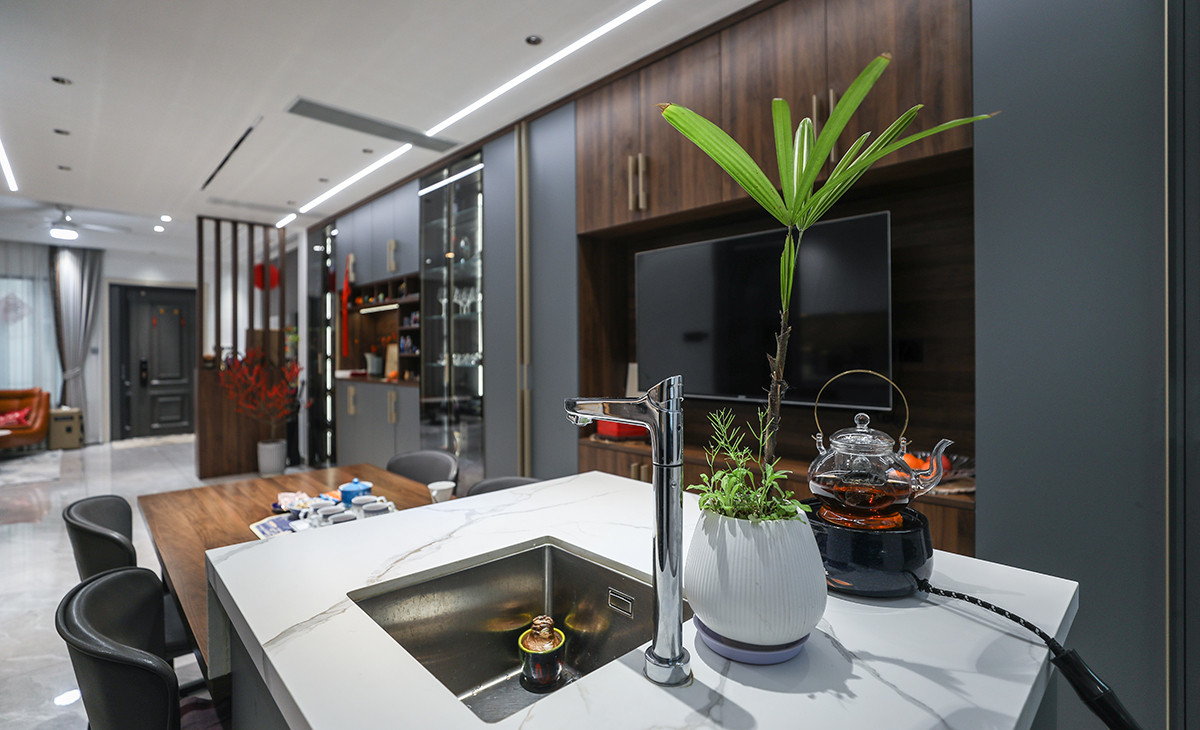 餐廳西廚也加了水槽，平時在餐廳這里喝喝茶，接水很方便，吃飯時候看電視機的需求也是有的，因此在餐廳安排了，過年吃個年夜飯，看看春晚想想都很美。