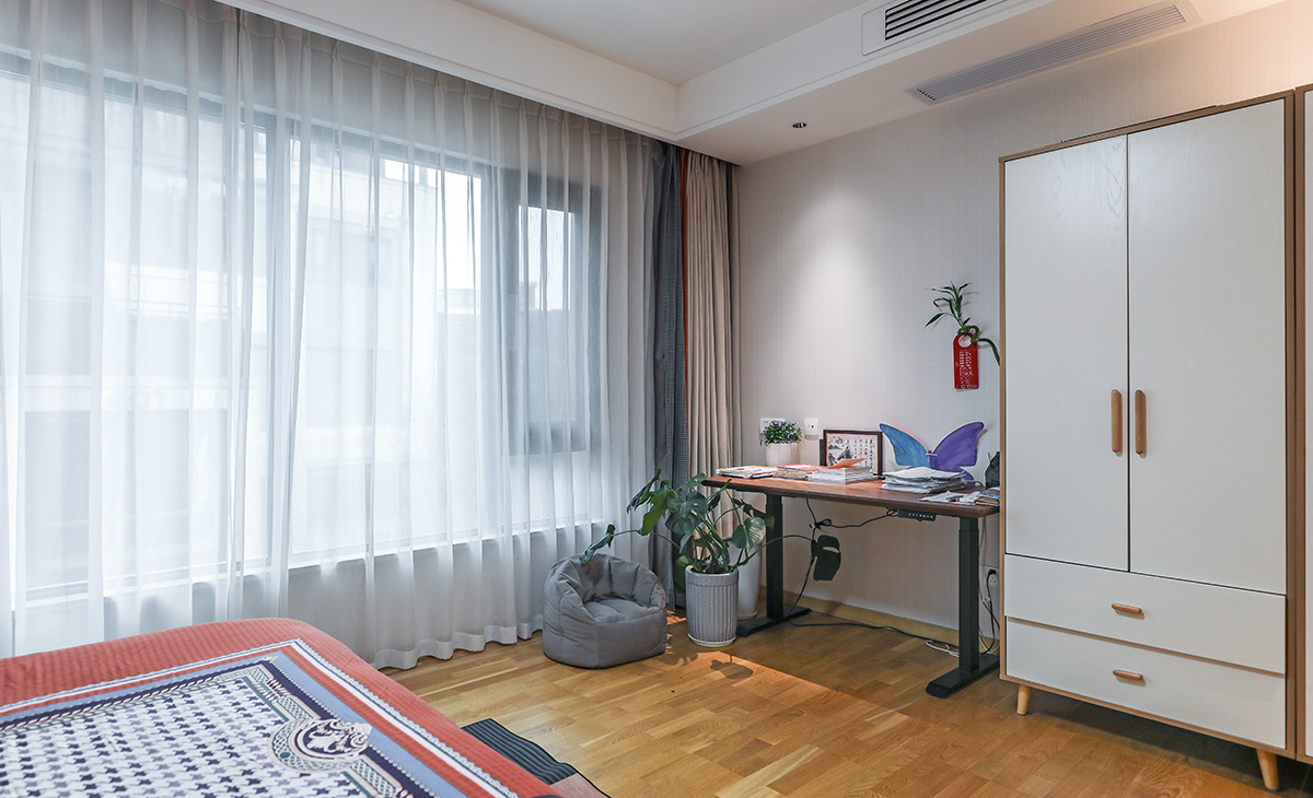 主臥希望明亮一點的配色，橘紅色配色是主要色塊，空間一下子就跳出來了。