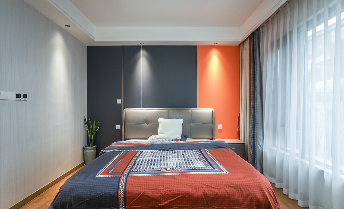 主臥希望明亮一點的配色，橘紅色配色是主要色塊，空間一下子就跳出來了。
