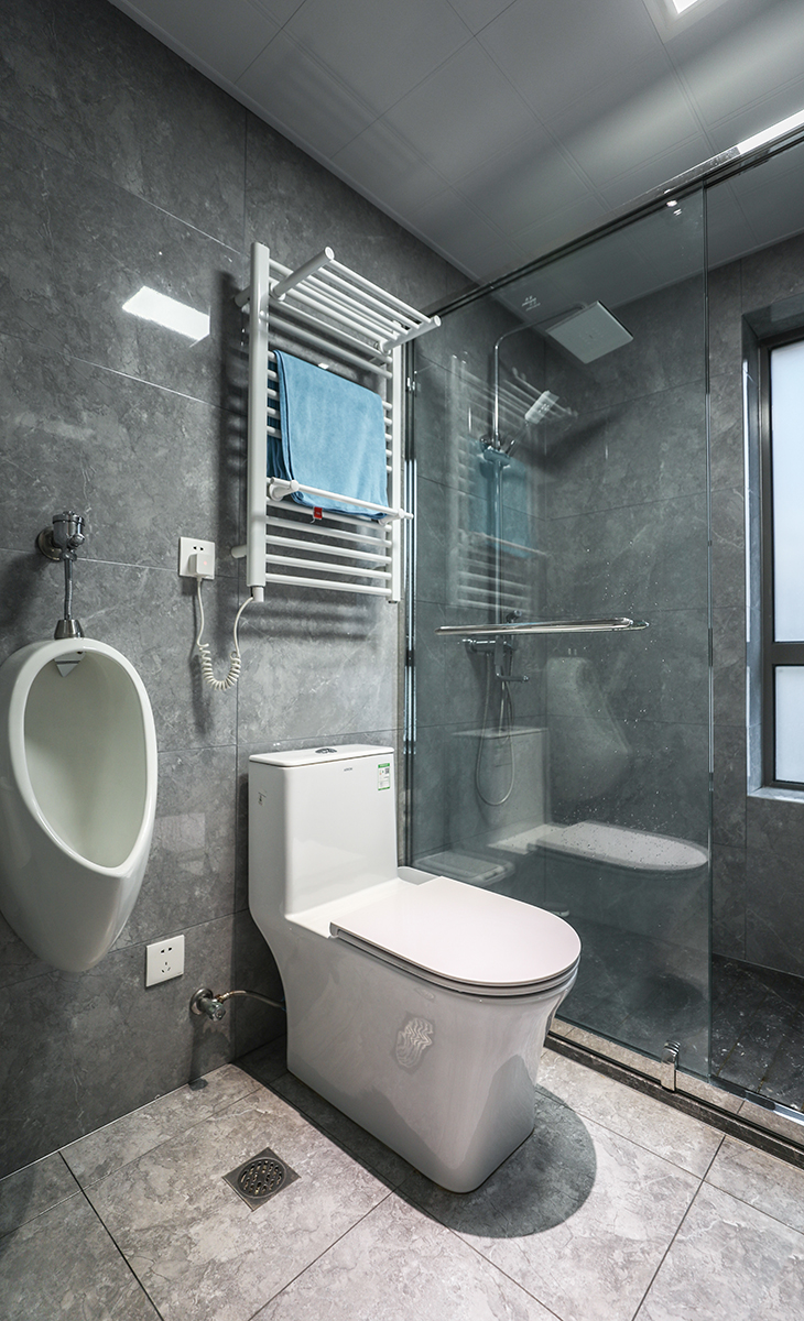 衛生間空間很大，1.6米長的臺盆，我們還利用空間設計出小洗衣機的位置，常規馬桶，上方做了電熱毛巾架，告別回南天毛巾濕噠噠的窘境，移門的淋浴房，墻磚和地磚用淡灰色，整體衛生間不但滿足日常使用，給人的感覺也非常舒適大氣。