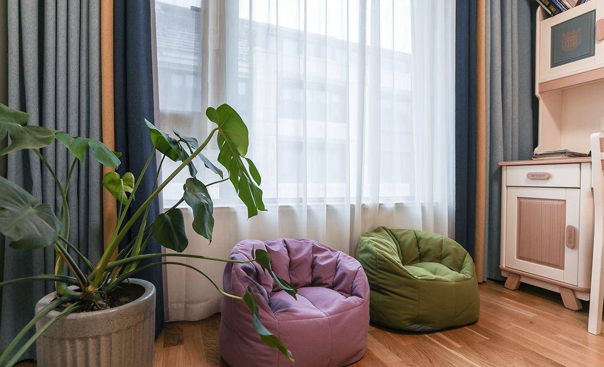 兒童房單人床，黃色床單，使整個臥室更加的溫馨舒適，視覺上也給人很舒適。