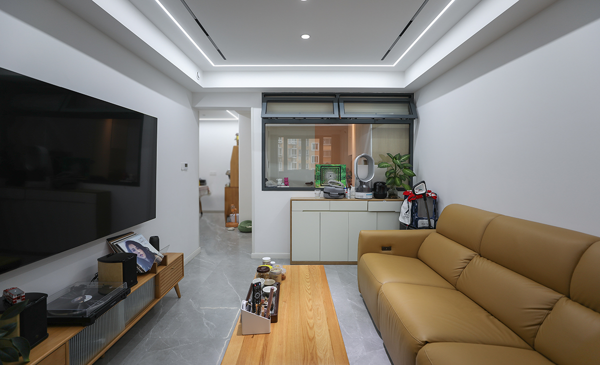  頂面無主燈，用筒燈，線性燈和磁吸燈，相互配合，可以多種場景配合使用，趣味性和實用性都兼顧了。