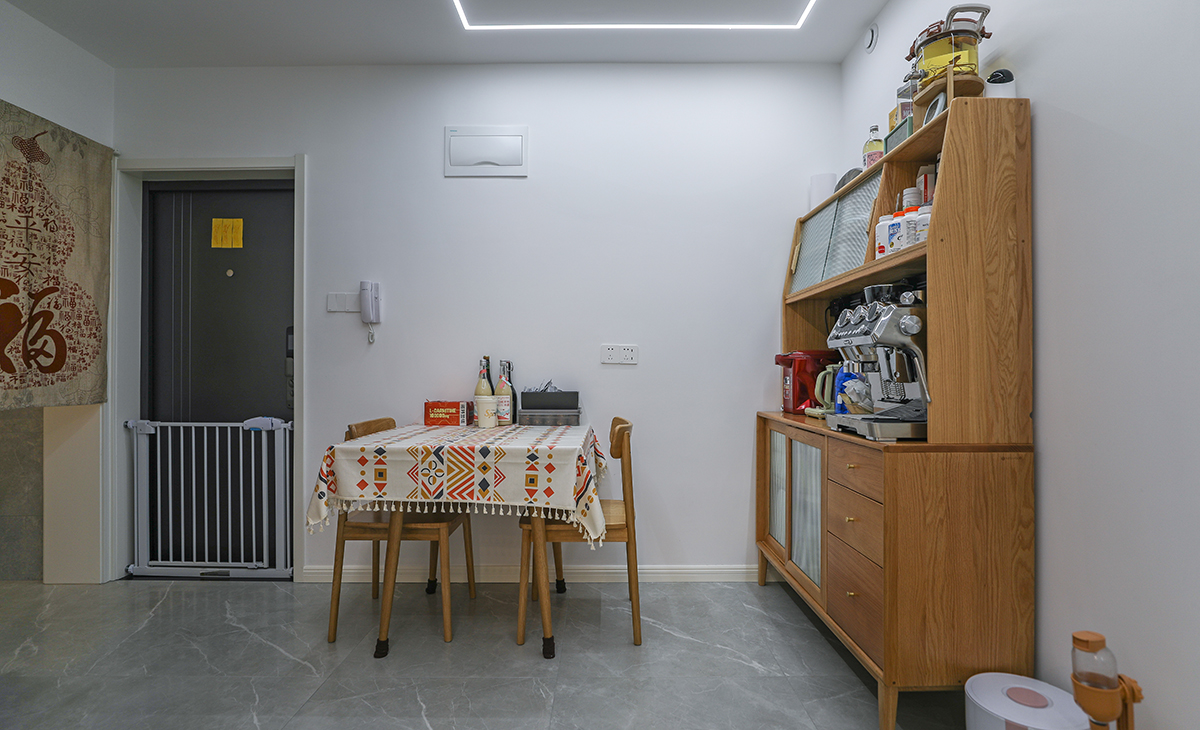 進門就是餐廳區域，沒有過分的去設計，布置了餐邊柜，日常的咖啡機和面包機可以方便使用，整個空間讓人感覺非常舒服，體驗美好的用餐時光。