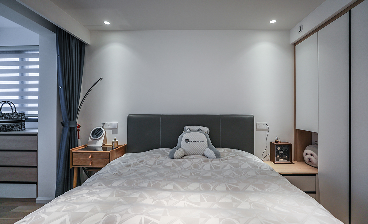 主臥連接陽臺，因為家中雙陽臺，我們便把這個陽臺擴給了主臥，增加主臥面積，住的更加舒適。