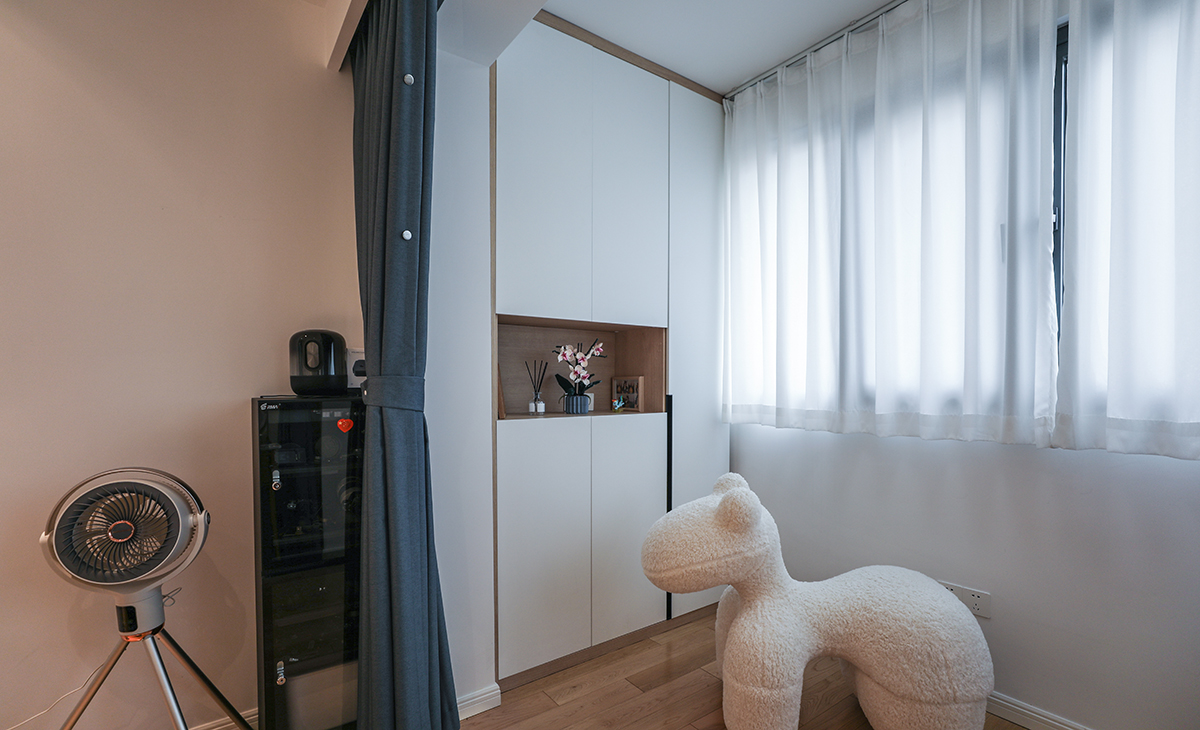 主臥連接陽臺，因為家中雙陽臺，我們便把這個陽臺擴給了主臥，增加主臥面積，住的更加舒適。