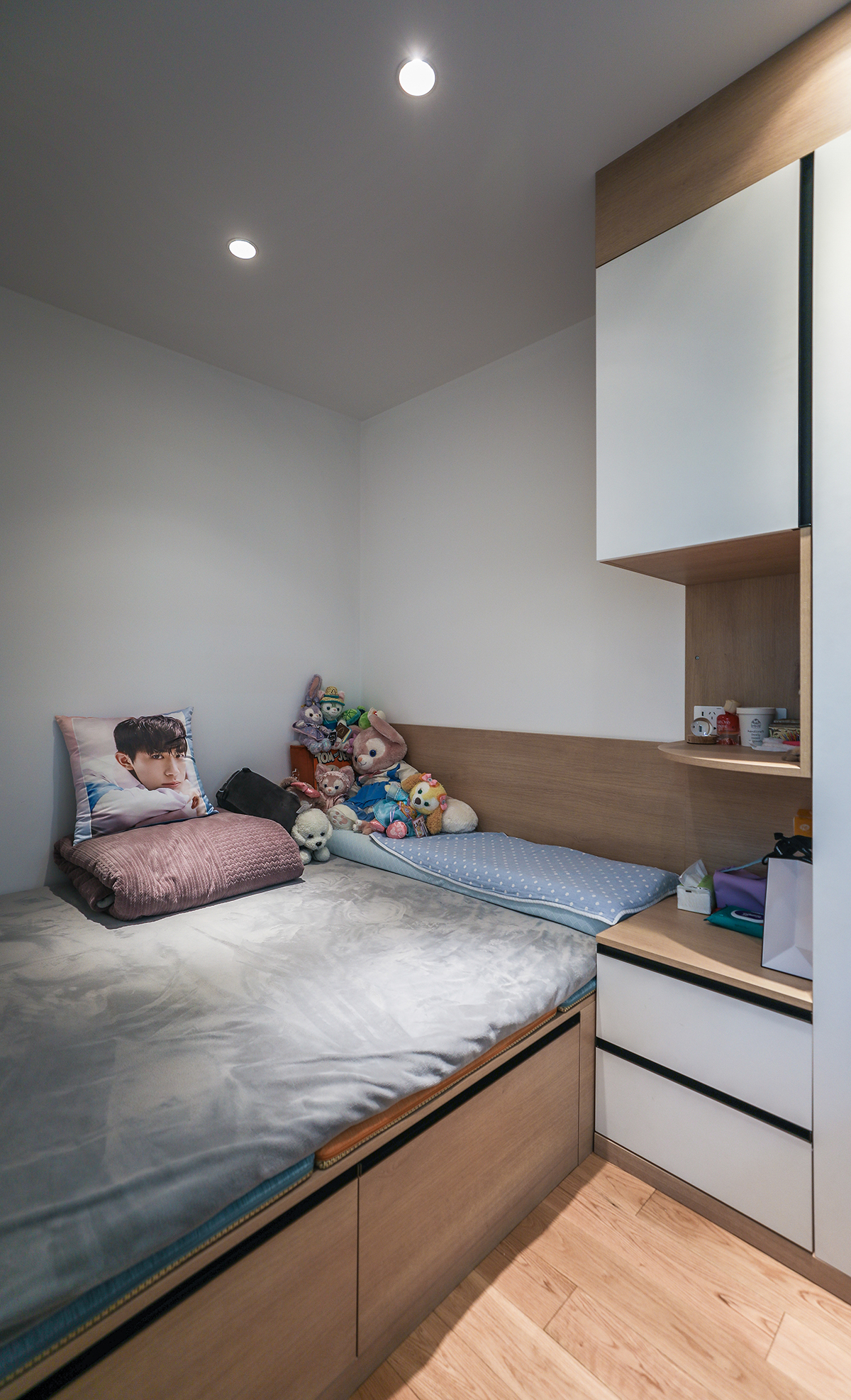 兒童房因為房間不大，我們要解決日常的收納，辦公問題，便選擇了榻榻米。