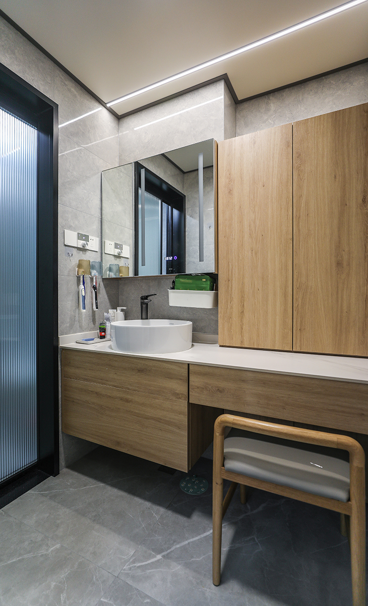 衛生間空間不算很大，1.3米長的臺盆，我們還利用空間設計出化妝的區域，智能馬桶使用起來方便也更加衛生，三移門的淋浴房，墻磚和地磚用淡灰色，整體衛生間不但滿足日常使用，給人的感覺也非常舒適大氣。