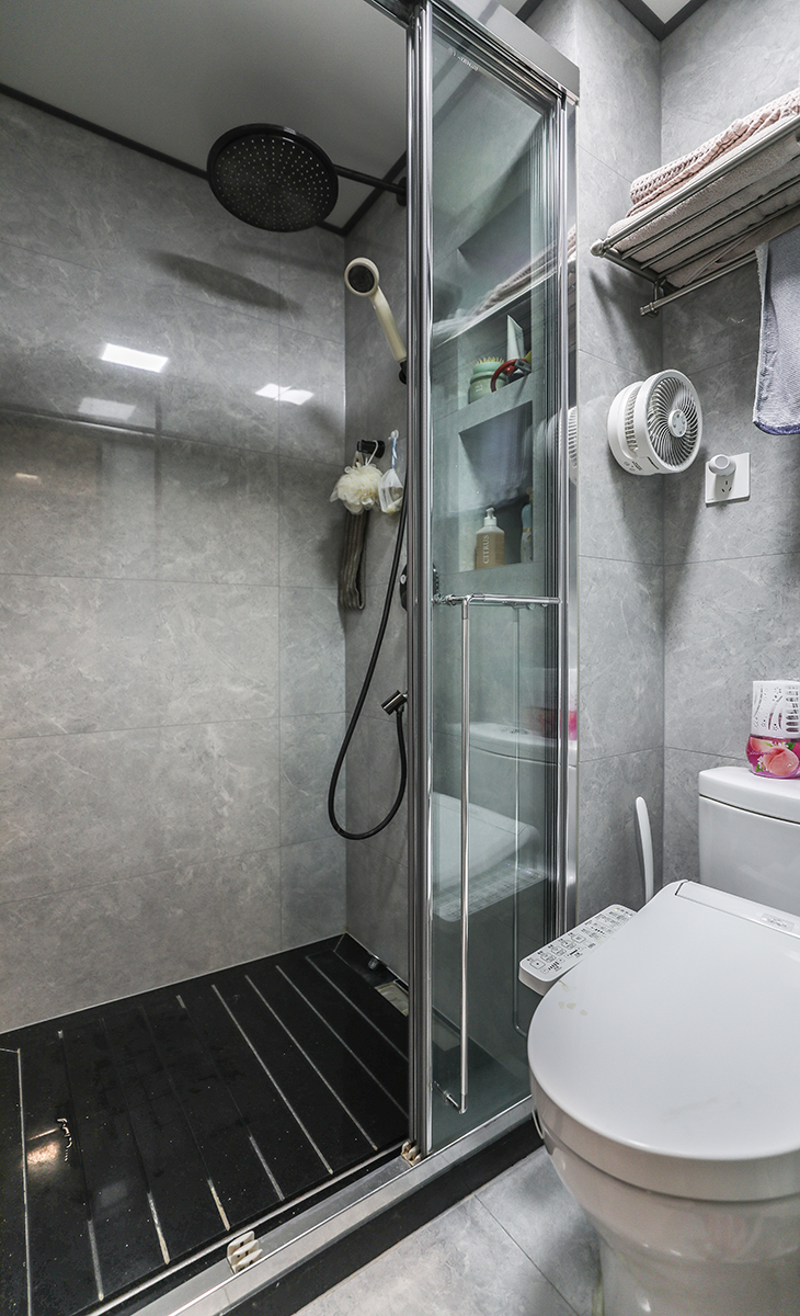 衛生間空間不算很大，1.3米長的臺盆，我們還利用空間設計出化妝的區域，智能馬桶使用起來方便也更加衛生，三移門的淋浴房，墻磚和地磚用淡灰色，整體衛生間不但滿足日常使用，給人的感覺也非常舒適大氣。