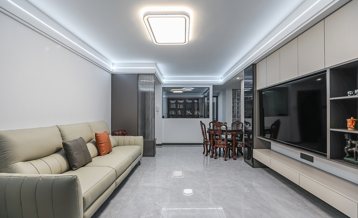 沙發背景也沒有多余的裝飾，讓空間不但時尚而且清爽。沙發背景留白設計，色調上沙發和窗簾用淺色，整體淺色為主，既溫馨又簡潔。