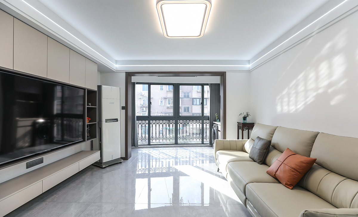 客廳開間很大，客廳空間也很寬闊。吊頂造型上采用雙眼皮吊頂。地面采用淺灰色地磚。造型和色調上無不給人以簡潔、大氣、時尚的感覺。