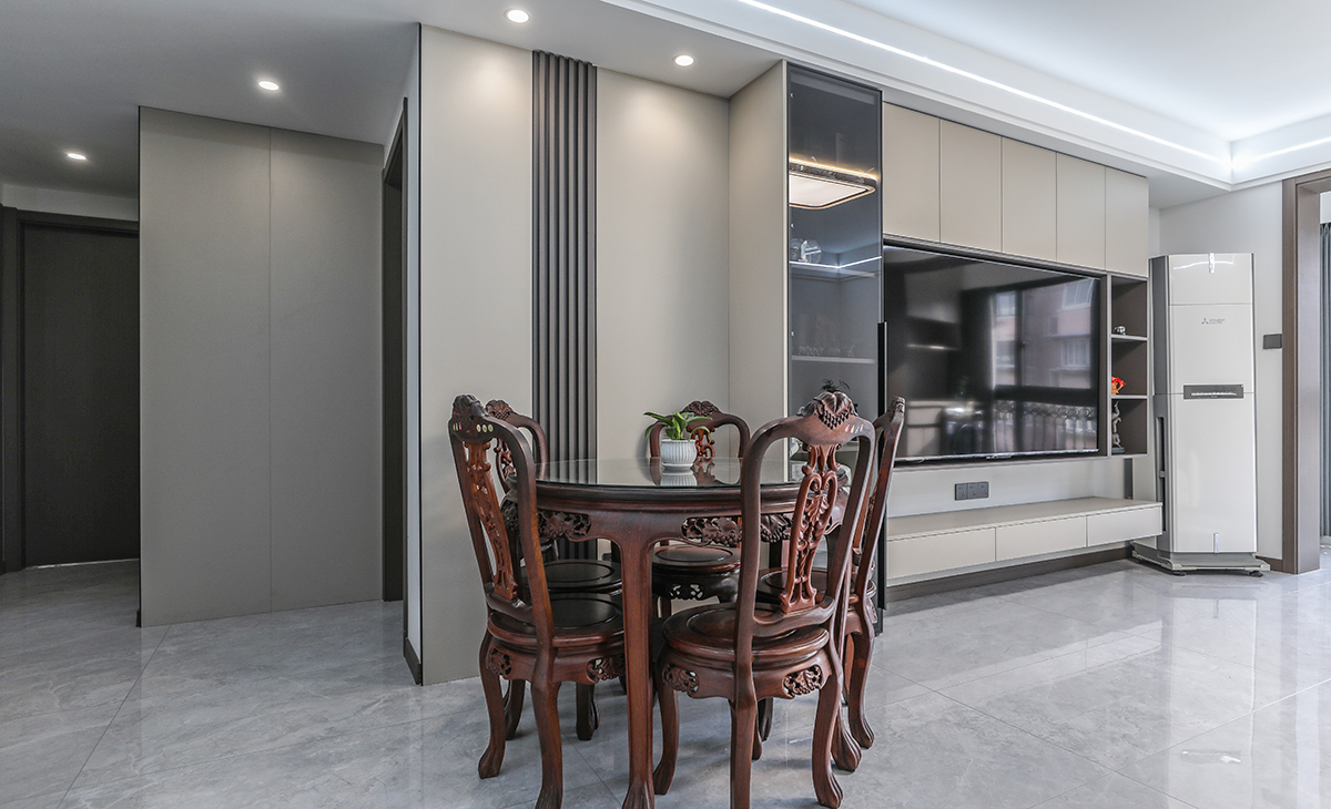 餐廳和客廳融合一體，沒有明確劃分空間，擺放一張紅木圓桌，古典與現代結合。