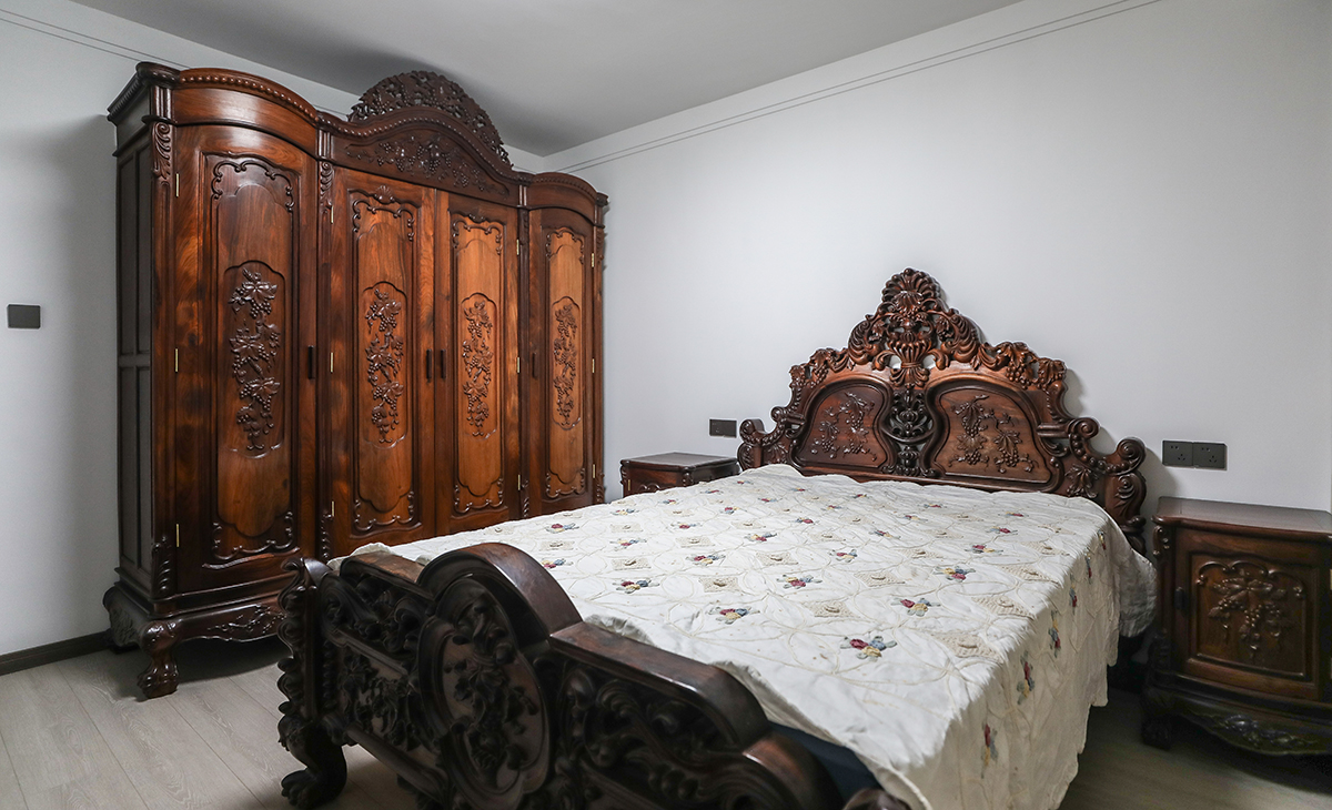 原木色地板，紅木衣柜，造型以簡潔平板為主，方便打理，體現了簡約風格的簡潔、隨意，不拘一格。