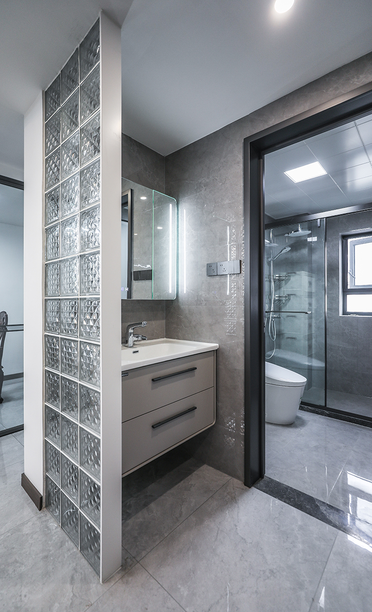 衛生間干濕分離，干區放置90公分洗臉盆，簡潔實用。