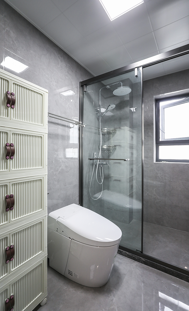 生間干濕分離，智能馬桶，鈦合金移門，體現主人高檔次的生活品味和優雅的審美觀。