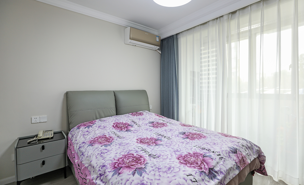 次臥整體簡單為主，皮質的床搭配灰色的地板，頂面白色乳膠漆，既簡單又實用。