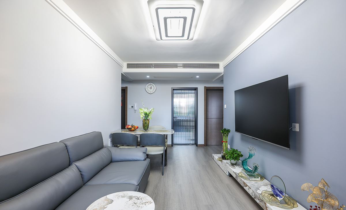 客廳是一個(gè)房子的視覺(jué)擔(dān)當(dāng)，采用多樂(lè)士馬蹄鐵乳膠漆裝飾的墻面，再配上淺灰色的皮制沙發(fā)，現(xiàn)代風(fēng)格設(shè)計(jì)的空間能夠被更多的人所接受，雖然個(gè)性化的特點(diǎn)有所欠缺，但其舒適的家居氛圍能夠提升家居生活的幸福指數(shù)。面積不大的客廳空間，采用現(xiàn)代風(fēng)格、簡(jiǎn)約風(fēng)格來(lái)設(shè)計(jì)是最為明智的選擇，適當(dāng)搭配裝飾畫、玻璃擺件等裝飾品來(lái)點(diǎn)綴，能夠讓空間顯得更加溫馨