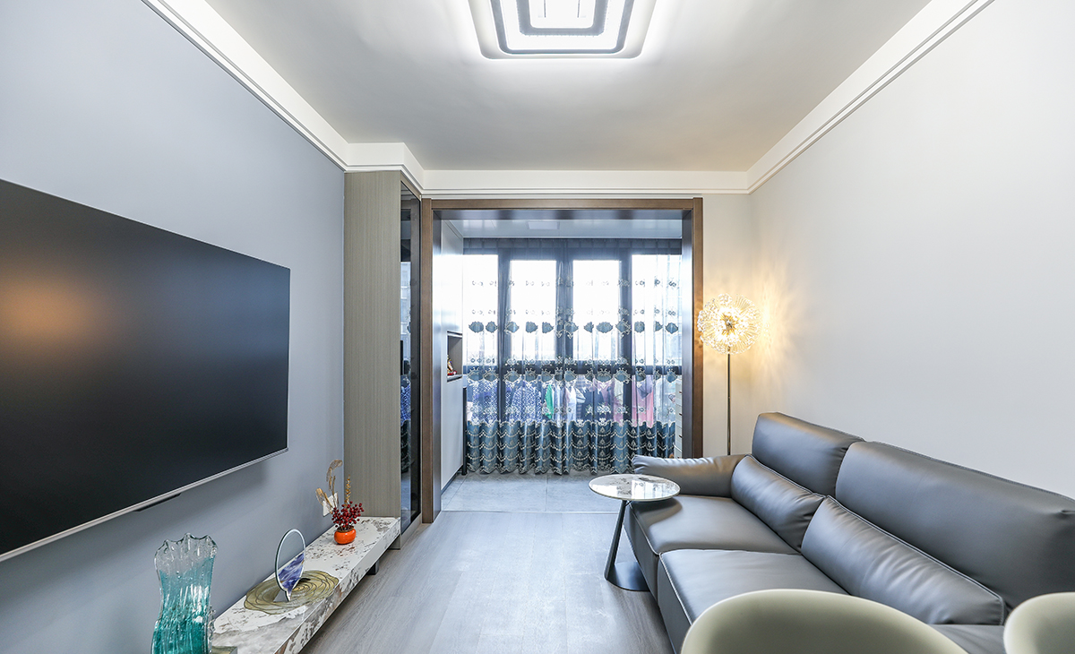 客廳的照明設(shè)計(jì)應(yīng)充分考慮自然光和人工光的結(jié)合，使整個(gè)空間更加明亮、舒適。在布置燈具時(shí)，應(yīng)考慮其造型、材質(zhì)和顏色等因素，以與整個(gè)空間的風(fēng)格相協(xié)調(diào)。