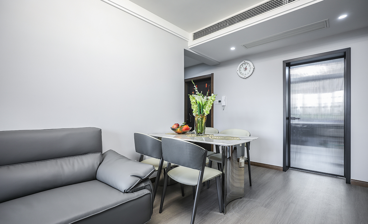 低調(diào)沈穩(wěn)的空間中，擺置上現(xiàn)代風(fēng)的簡(jiǎn)約餐桌。當(dāng)室外天光透入，與光潔的桌面和透明感的瓶罐飾品交映，光影舞動(dòng)之間，形塑出一股柔美婉約的質(zhì)感。