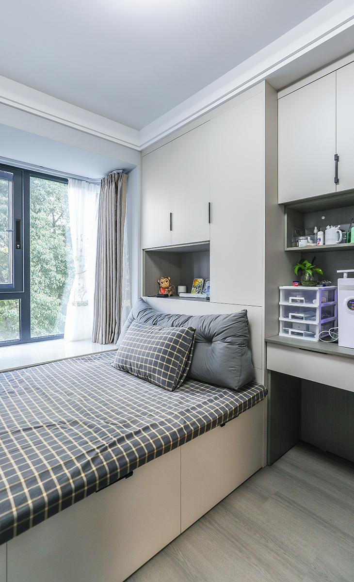 次臥塌塌米旁一側(cè)，也做了書桌，平時(shí)做書房用，供兒子住，設(shè)計(jì)上注重舒適和實(shí)用性，同時(shí)也考慮到了居住者的個(gè)性和審美需求。整個(gè)設(shè)計(jì)給人一種清新、自然、舒適的感覺(jué)。